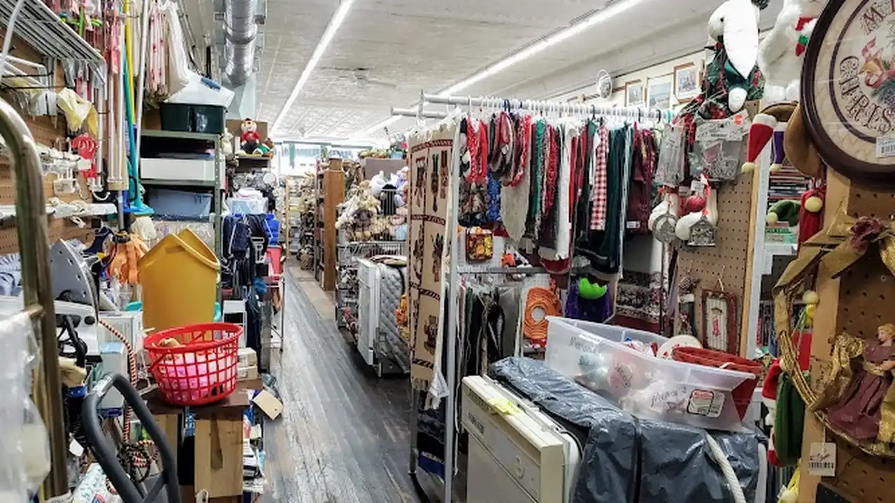 Consignment store in Blissfield, Michigan: 1-800-Pack-Rat