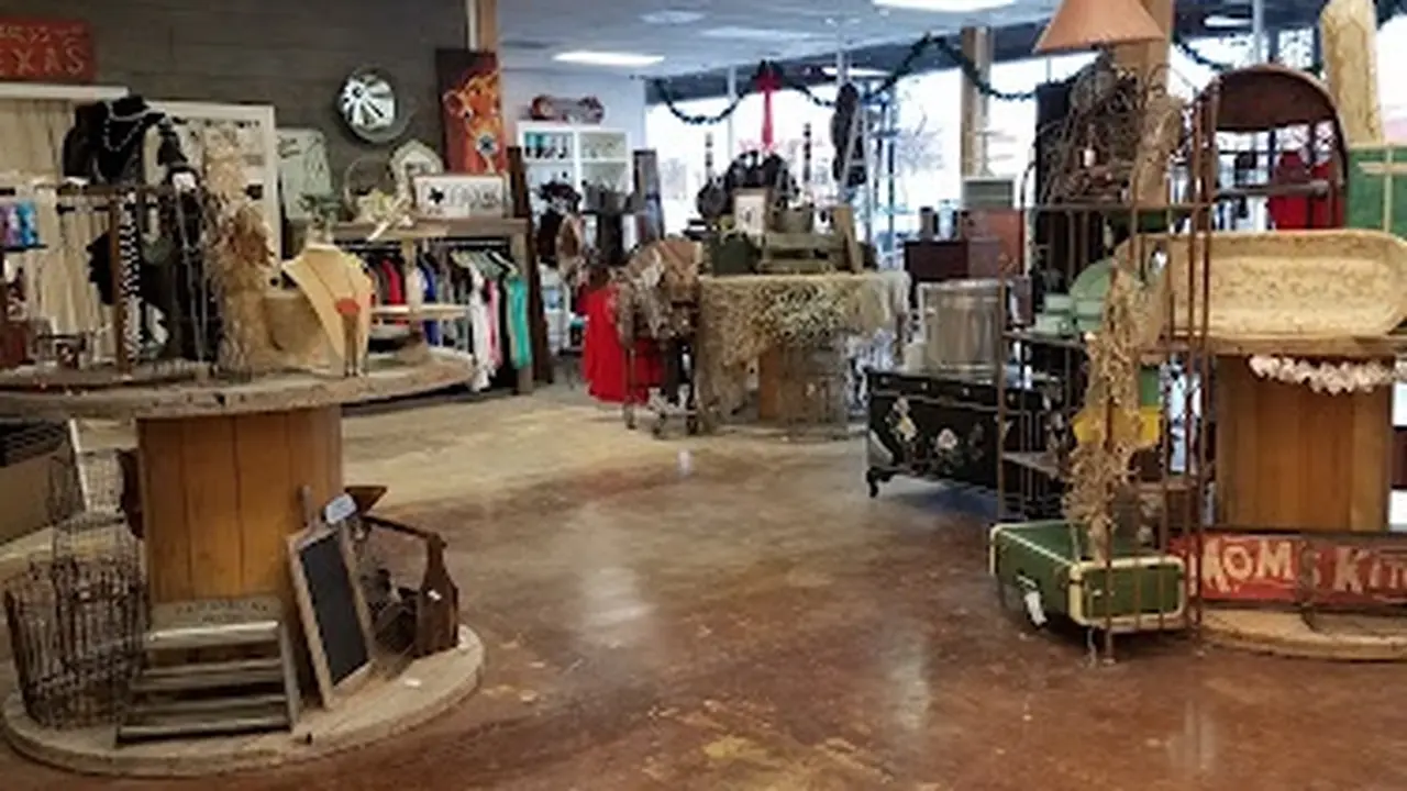 Consignment store in Lubbock, Texas: 1909 Designs