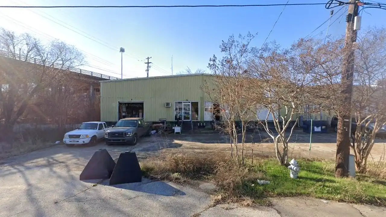 Consignment store in Memphis, Tennessee: 2 Shop Treasure