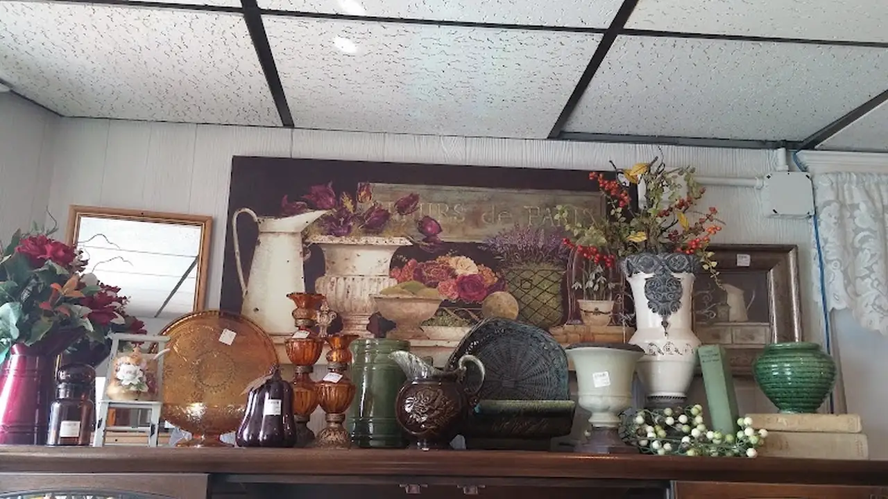 Consignment store in Eldridge, Iowa: 2 Sisters Resale N' Gifts