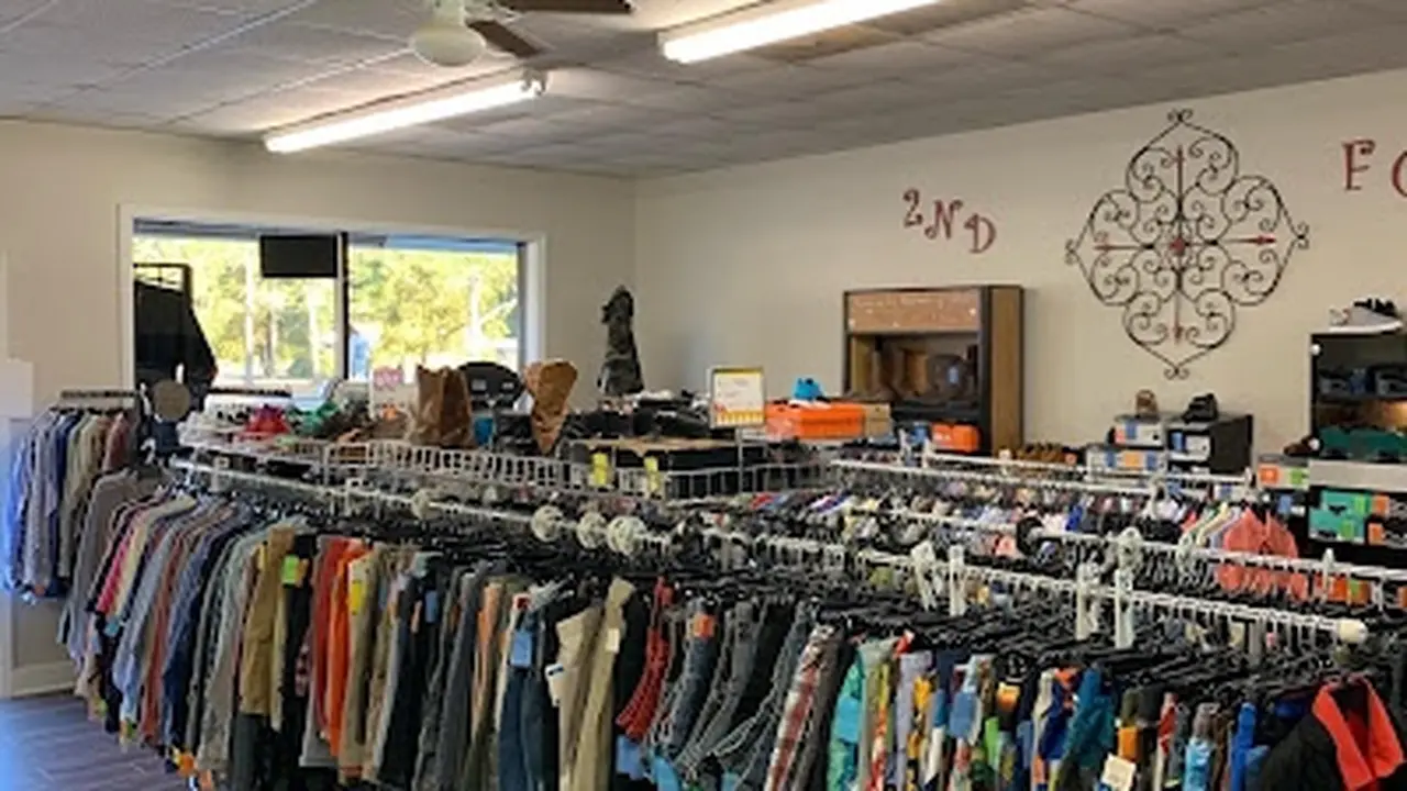 Consignment store in Milton, Florida: 2nd Fold Vintage Market & Mens attire