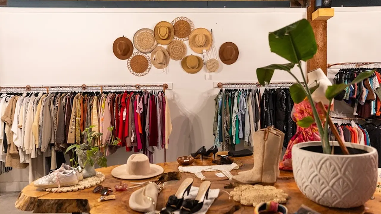 Consignment store in Wenatchee, Washington: 383 Threads