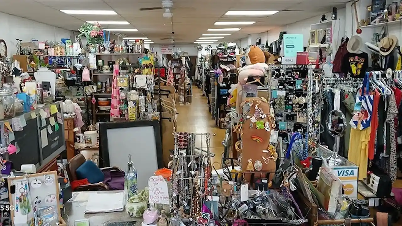 Consignment store in Aberdeen, Washington: A Bit of Everything