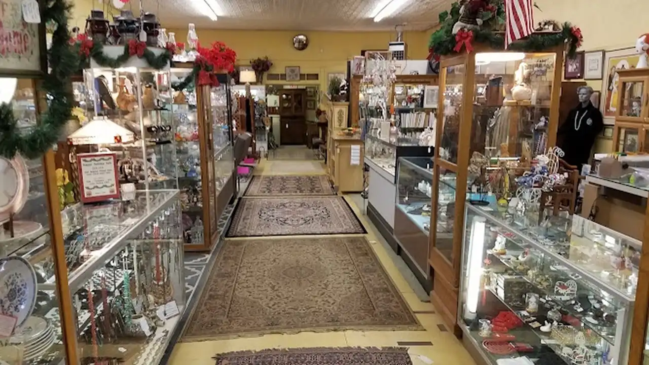 Consignment store in Los Ranchos de Albuquerque, New Mexico: A Few Old Things