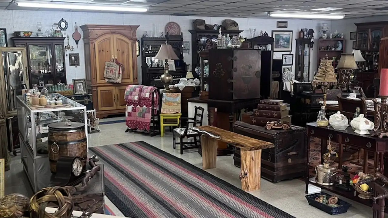 Consignment store in Clayton, Georgia: A & J's Hillbilly Hut