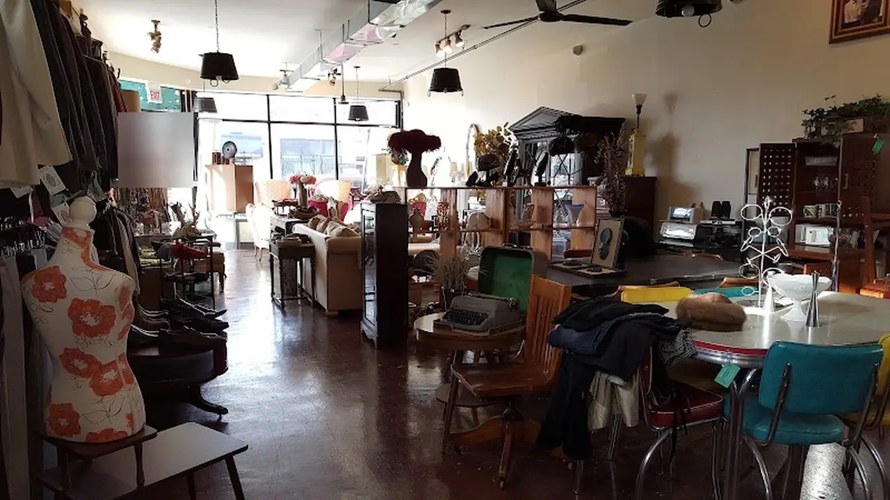 Consignment store in Chicago, Illinois: A Lotta Goodstuff Upscale Resale Furniture & More