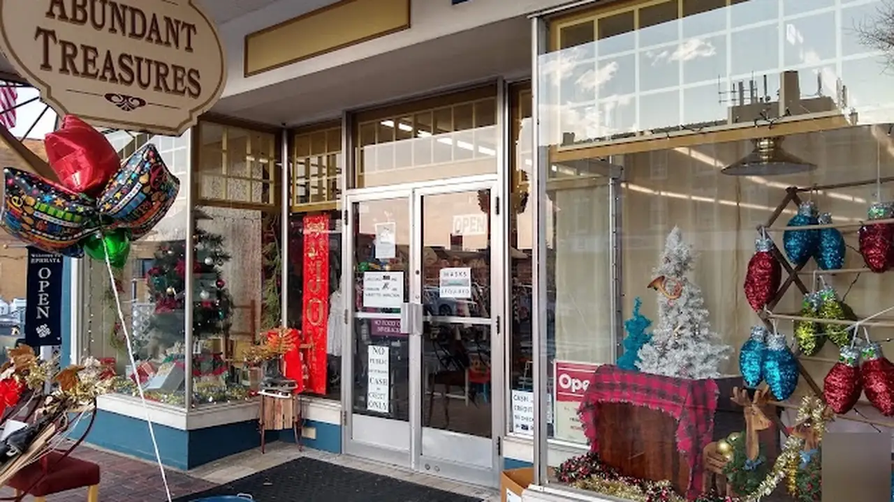 Consignment store in Ephrata, Pennsylvania: Abundant Treasures