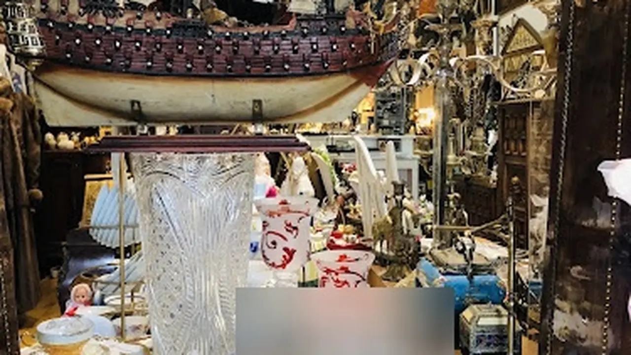 Consignment store in Lauderdale-by-the-Sea, Florida: Aleksandra's Treasures