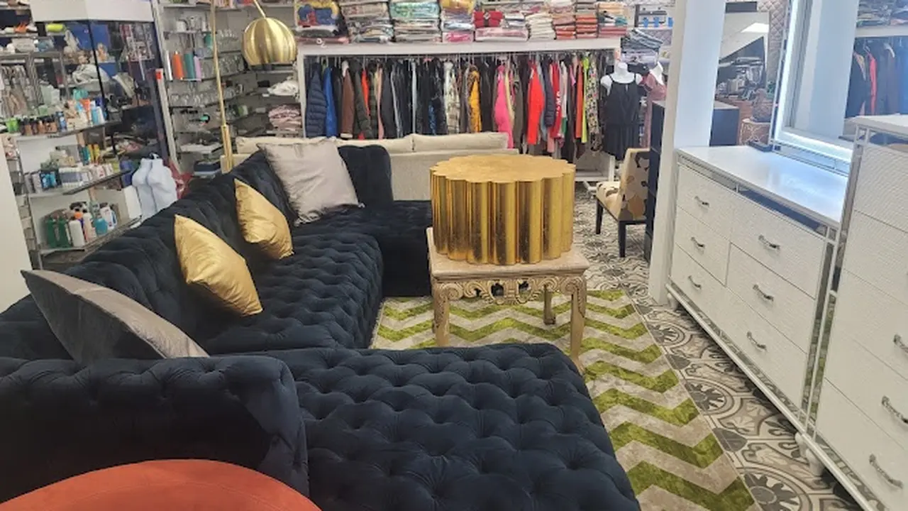 Consignment store in Chicago, Illinois: ALEX BAZAR Y MAS
