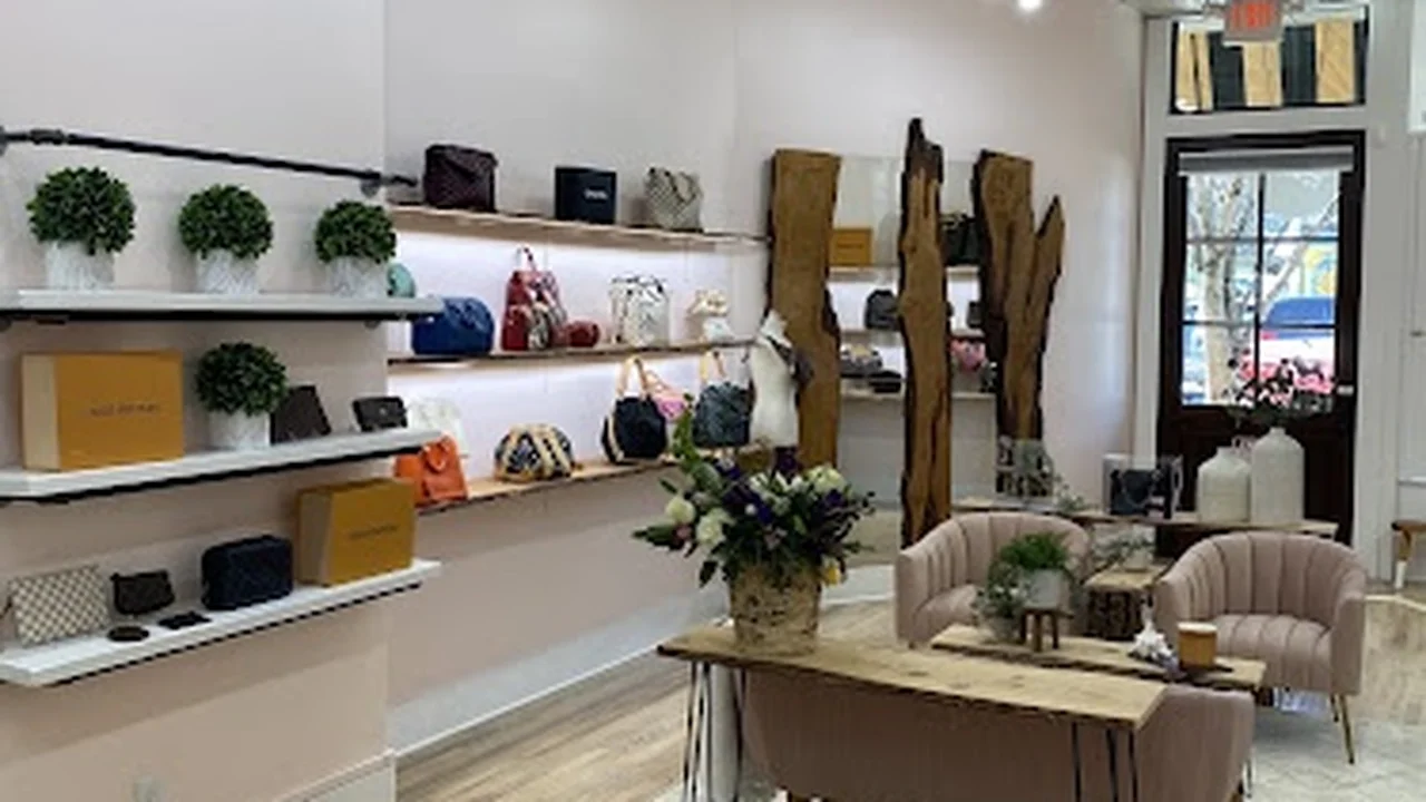 Consignment store in Highlands, North Carolina: All About Bagzzz