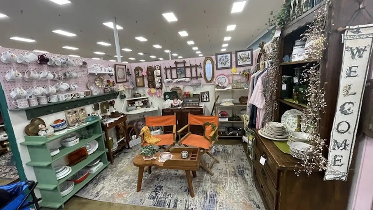 Consignment store in Amelia, Ohio: Amelia Antique Mall