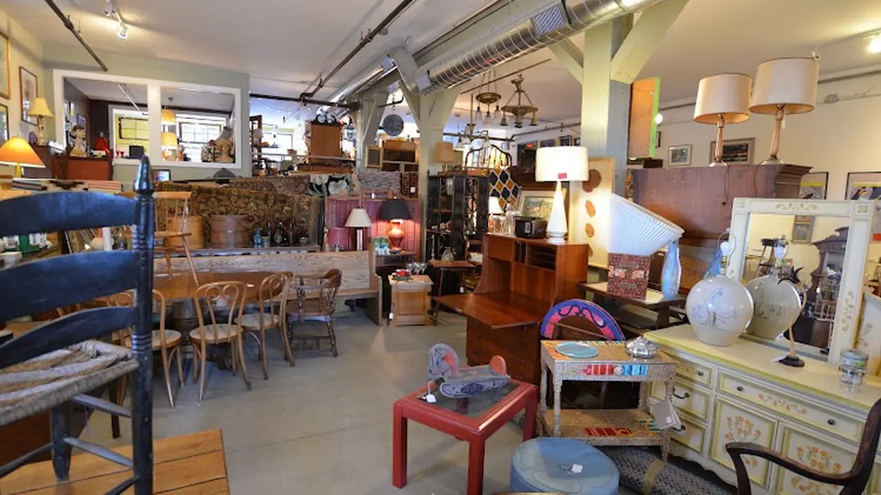 Consignment store in Burlington, Vermont: Anjou & the Little Pear Home