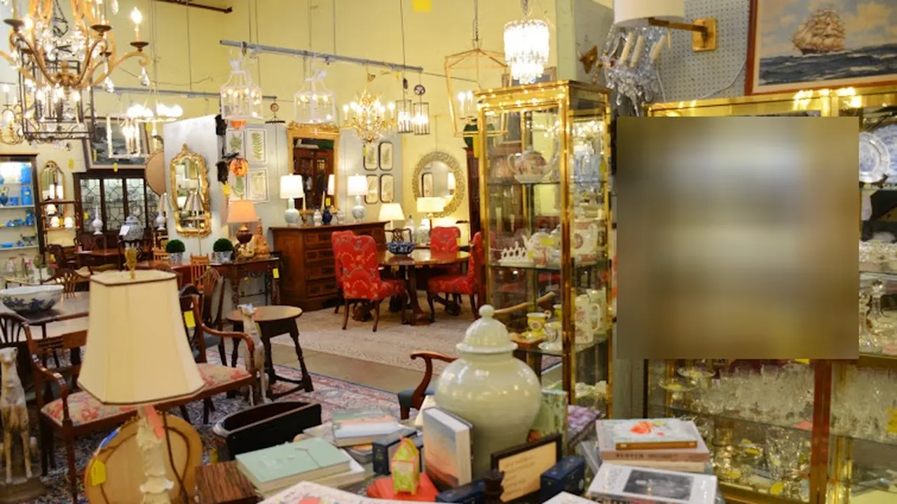 Consignment store in Highwood, Illinois: Anna's Mostly Mahogany