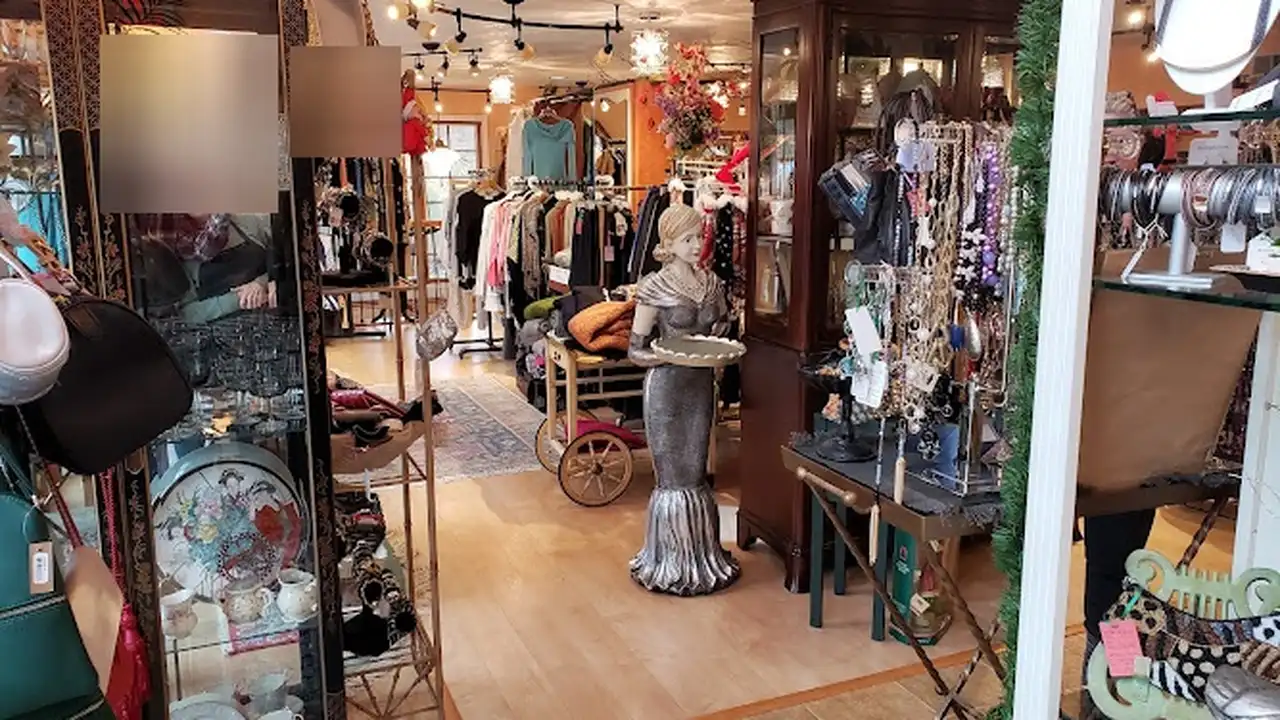 Consignment store in Johnston, Rhode Island: Anna's Shabby Chic