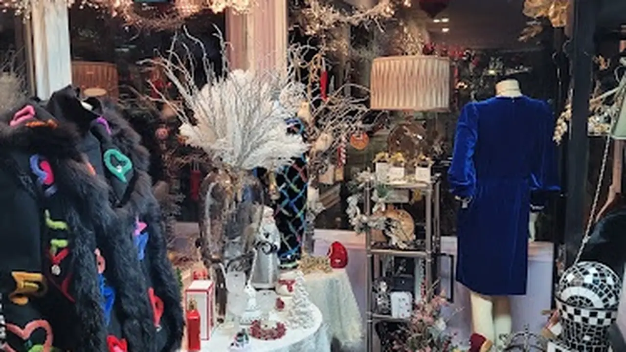 Consignment store in Palatine, Illinois: Anne's Unique Boutique