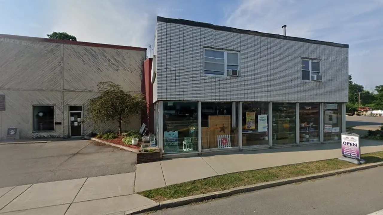 Consignment store in Newark, New York: Annie's Consignment Shop