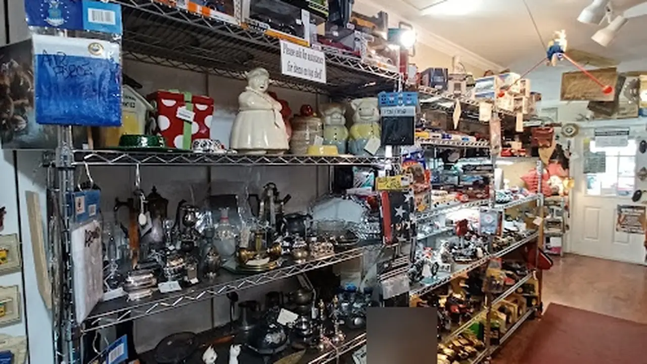 Consignment store in Thonotosassa, Florida: Antioch Country Pickin's
