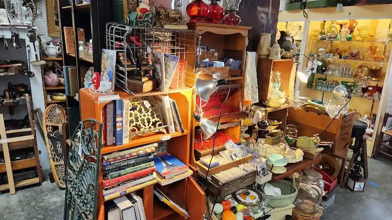 Consignment store in Staatsburg, New York: Antique Center at Rhinebeck Antique Emporium