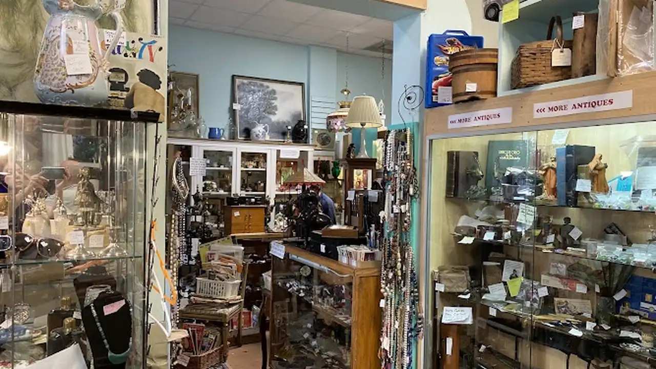 Consignment store in Palmetto Bay, Florida: Antique Mall Y'All