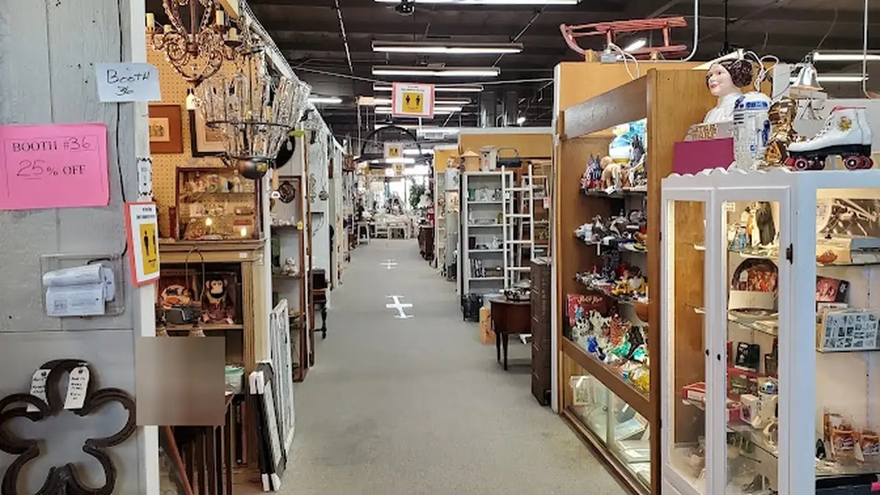 Consignment store in San Marcos, California: Antique Village