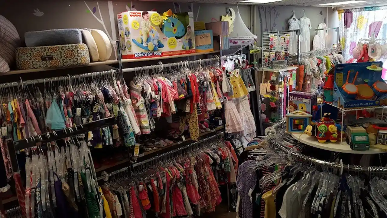 Consignment store in Melrose, Massachusetts: Apple of My Eye
