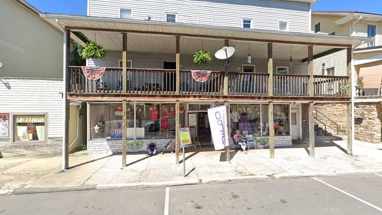 Consignment store in Saxton, Pennsylvania: April's Resale & Variety