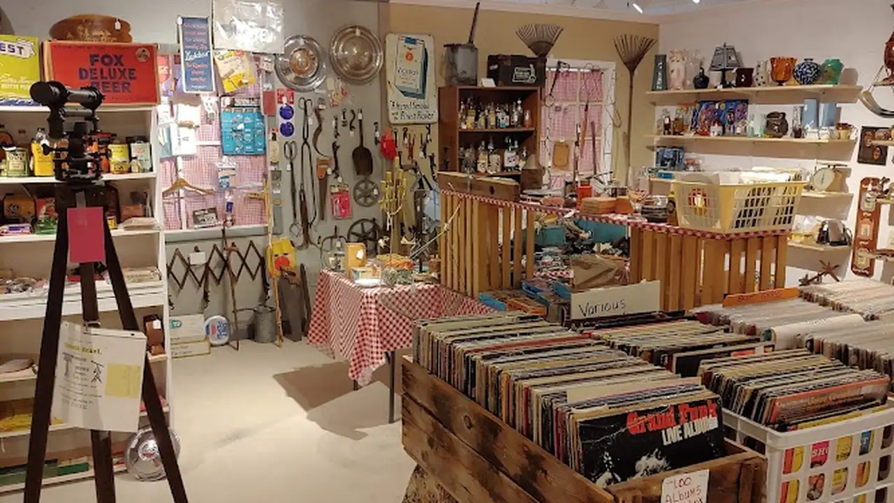 Consignment store in Fairmont, West Virginia: Arts & Antiques Marketplace