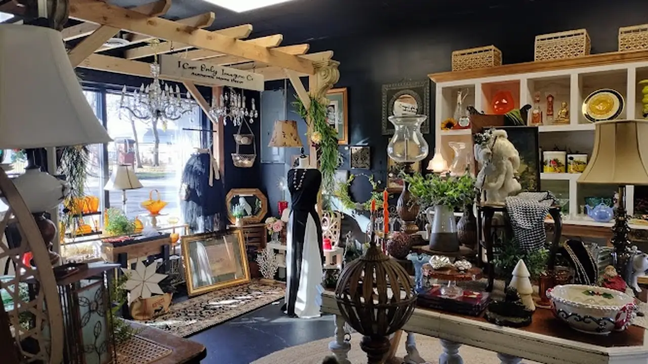Consignment store in Trenton, Michigan: Arty's Resale
