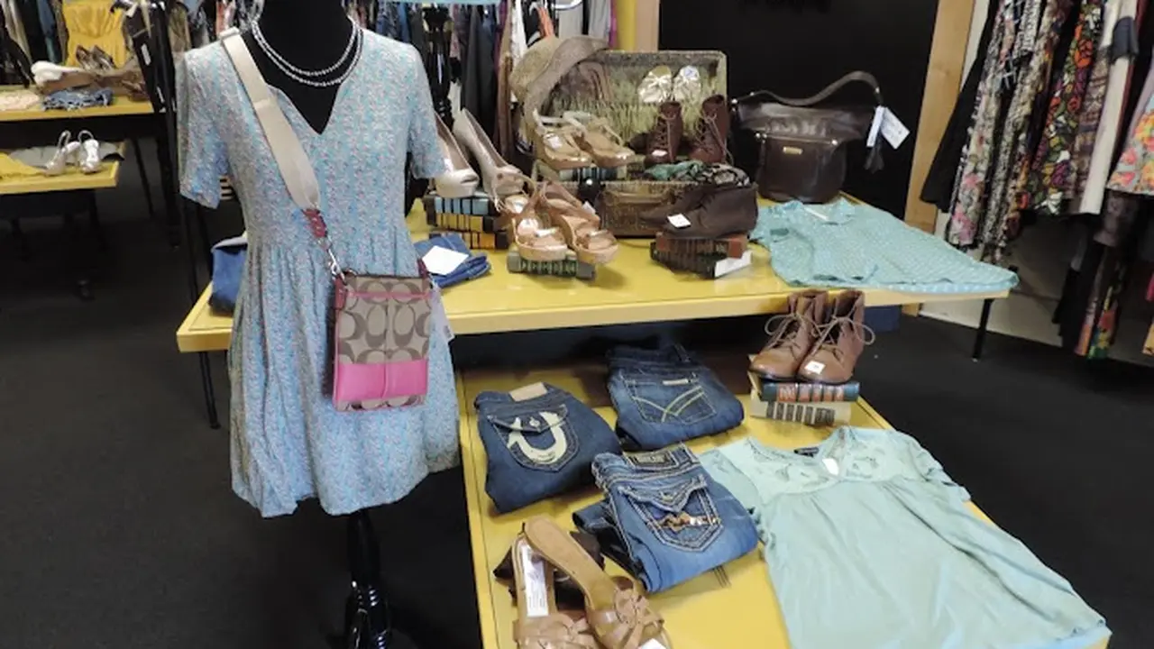 Consignment store in Puyallup, Washington: Ashley's Room Consignment