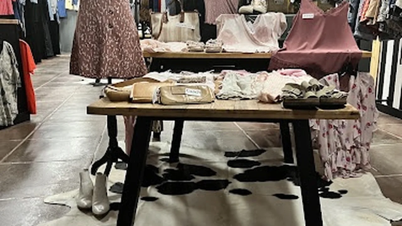 Consignment store in Sumner, Washington: Ashley's Room Consignment Sumner