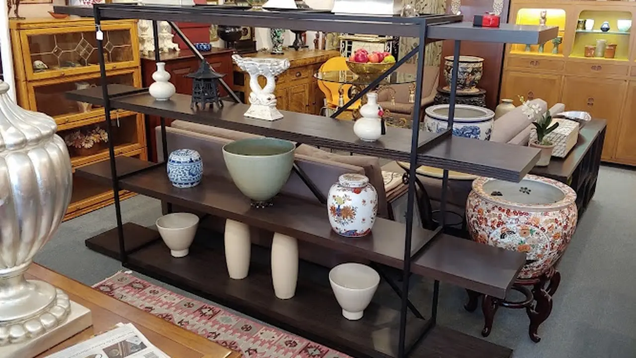 Consignment store in Cincinnati, Ohio: Astute Furnishings