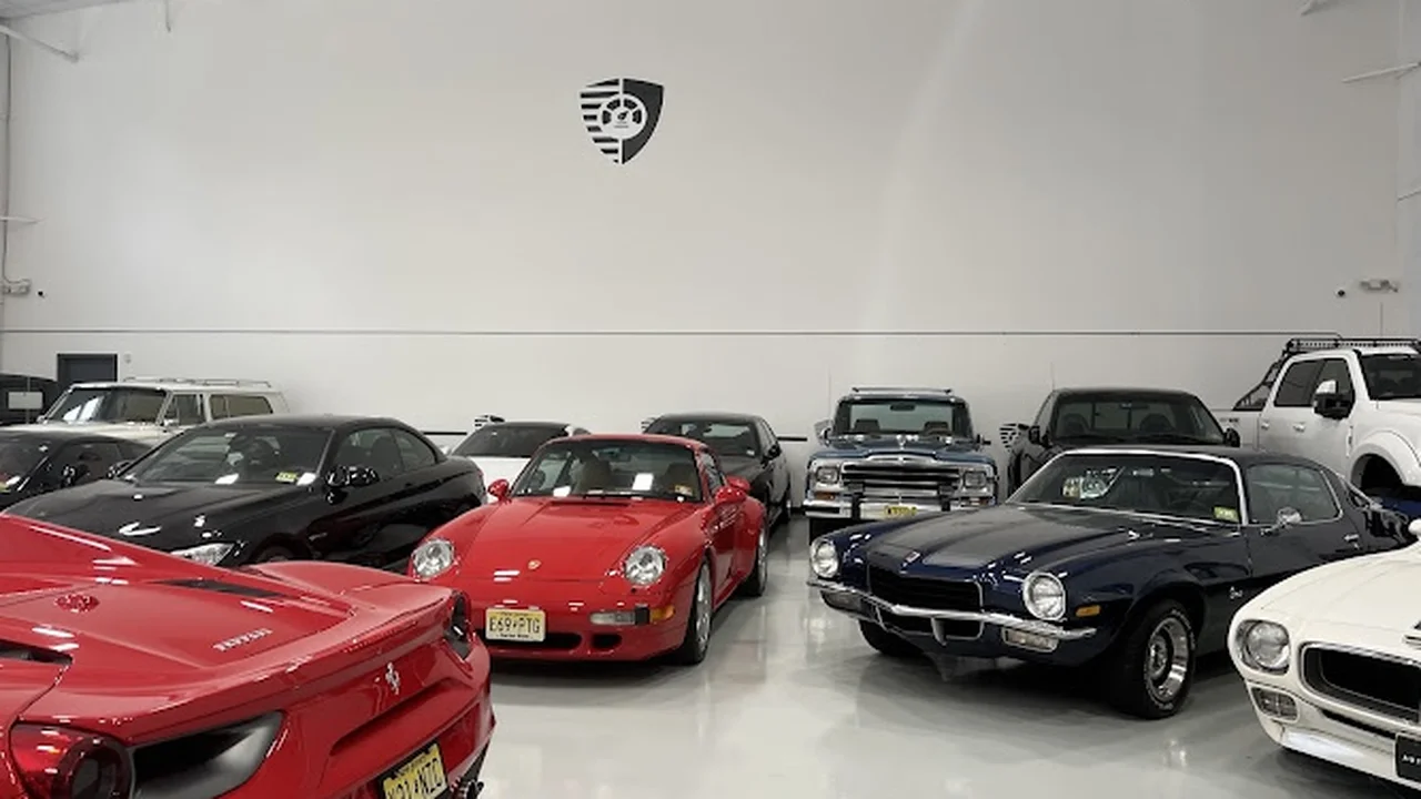 Consignment store in Morganville, New Jersey: Auto Vault of NJ