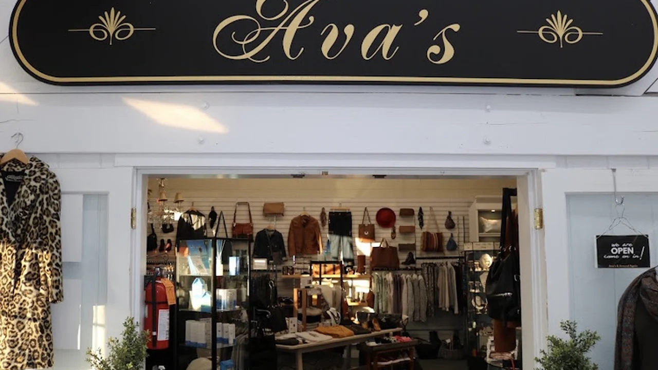 Consignment store in Sag Harbor, New York: Ava's & Around Again