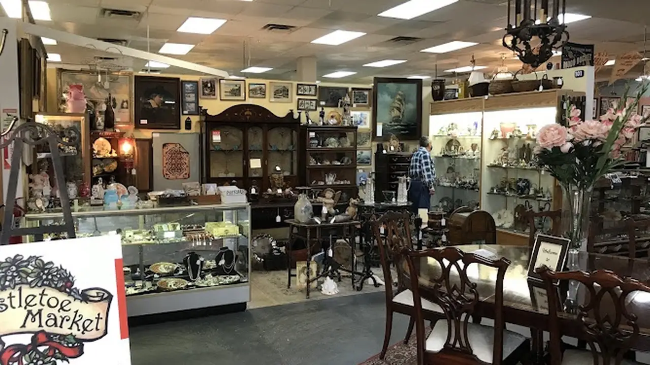 Consignment store in Jacksonville, Florida: Avonlea Antiques & Interiors