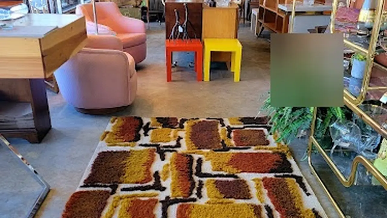 Consignment store in Charleston, South Carolina: Axis Modern