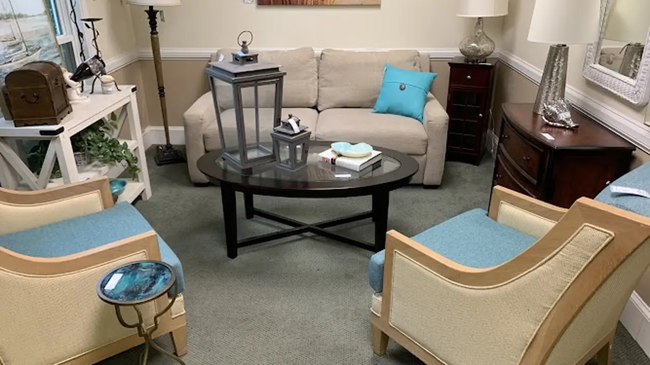 Consignment store in St Simons Island, Georgia: B & B Design & Consign