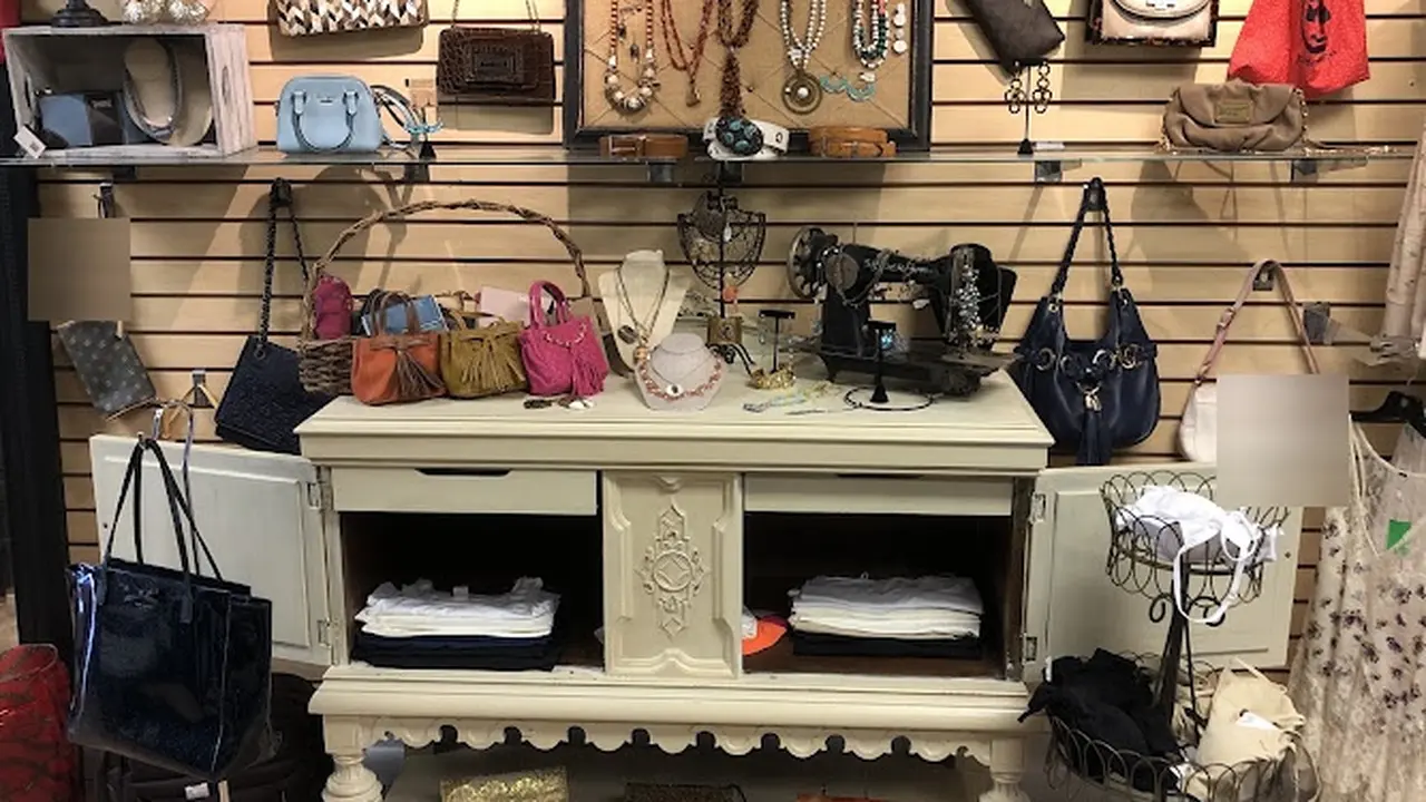 Consignment store in Roseland, New Jersey: B. Savvy Consignment & Accessory Boutique