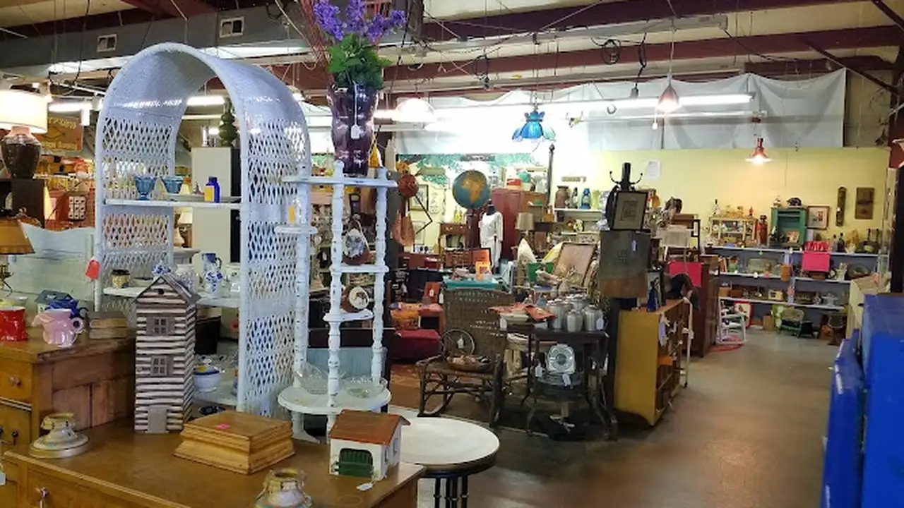Consignment store in Wilmington, North Carolina: Baker Street Curiosity Shop