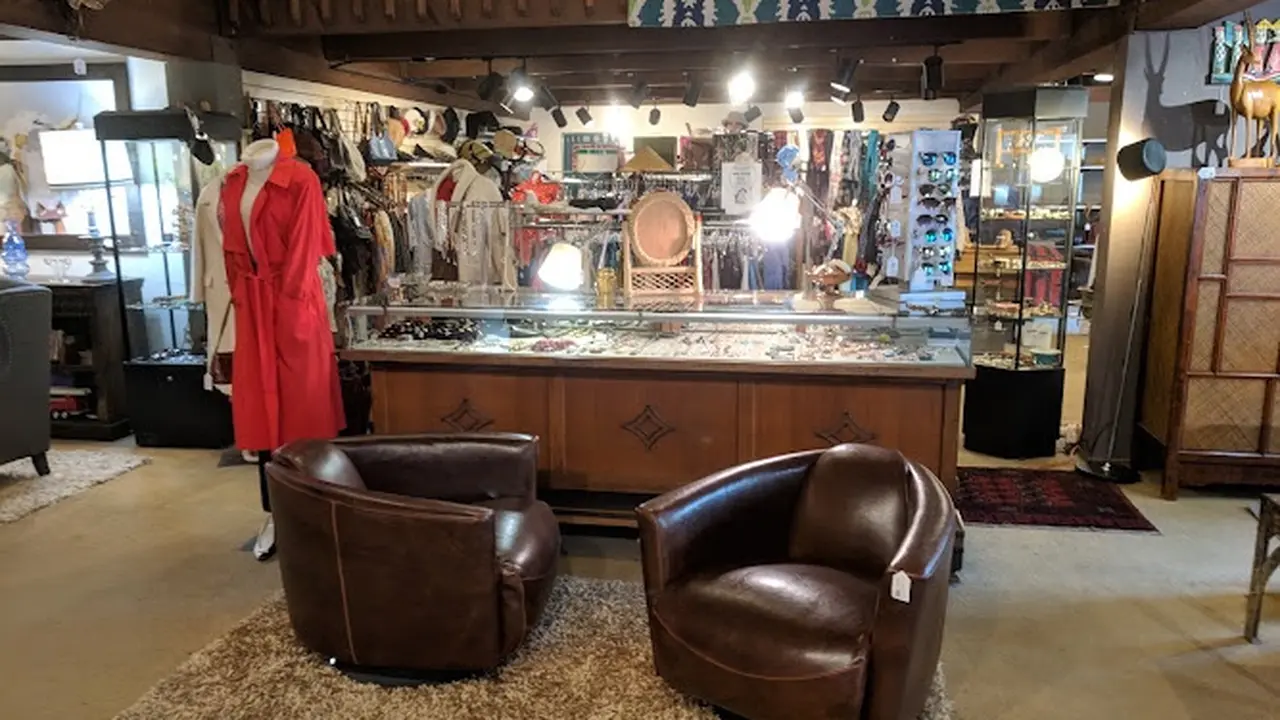 Consignment store in Seattle, Washington: Ballard Consignment, Furniture & Decor