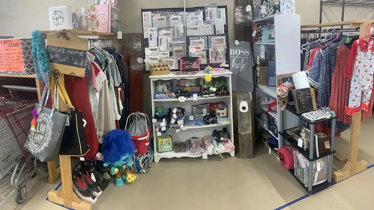 Consignment store in Rainsville, Alabama: Bargain's 4 U