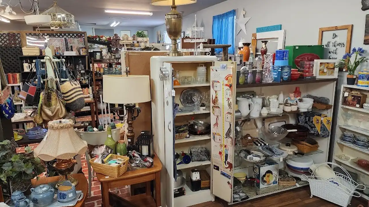 Consignment store in Bradley, Illinois: Bargains and Treasures