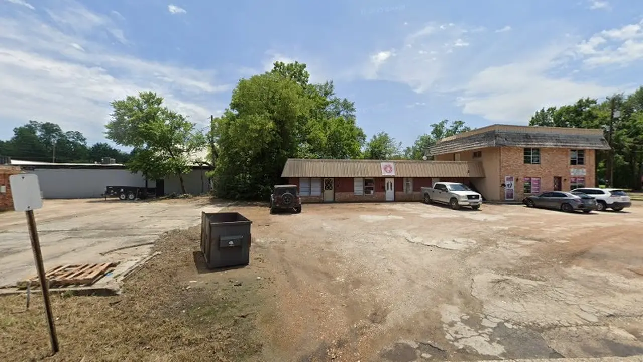 Consignment store in Sulphur Springs, Texas: Bear's Treasure Hunt