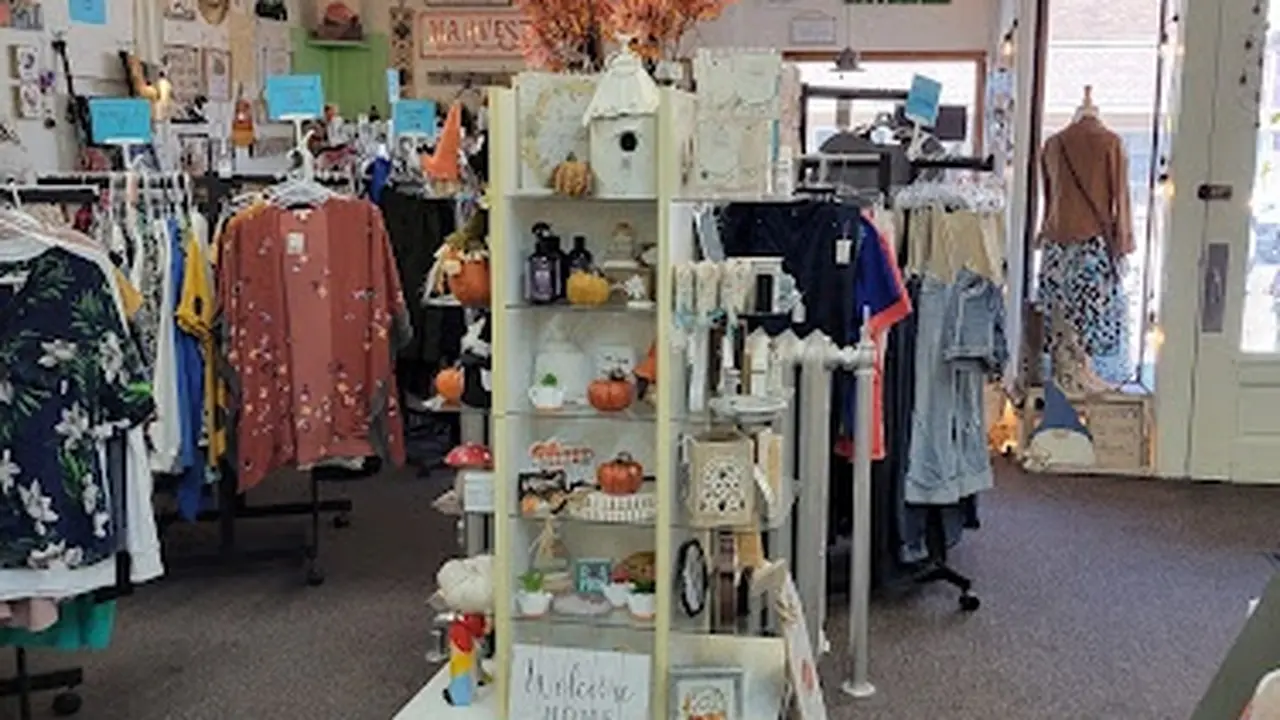Consignment store in Harmony, Minnesota: Bee Balm Boutique