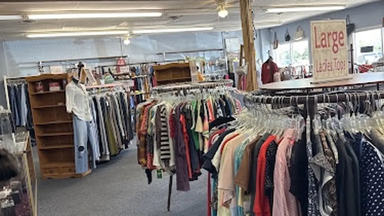 Consignment store in Clute, Texas: Between Friends Clothing & Tuxedo