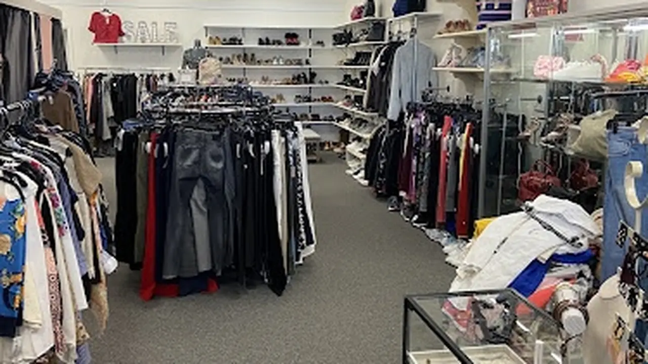 Consignment store in Issaquah, Washington: Between Friends Consignment
