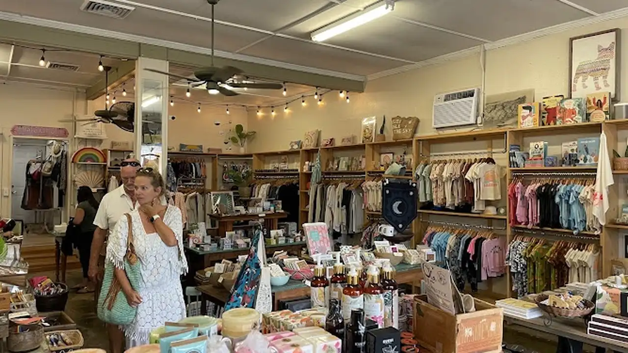 Consignment store in Paia, Hawaii: Biasa Rose Boutique