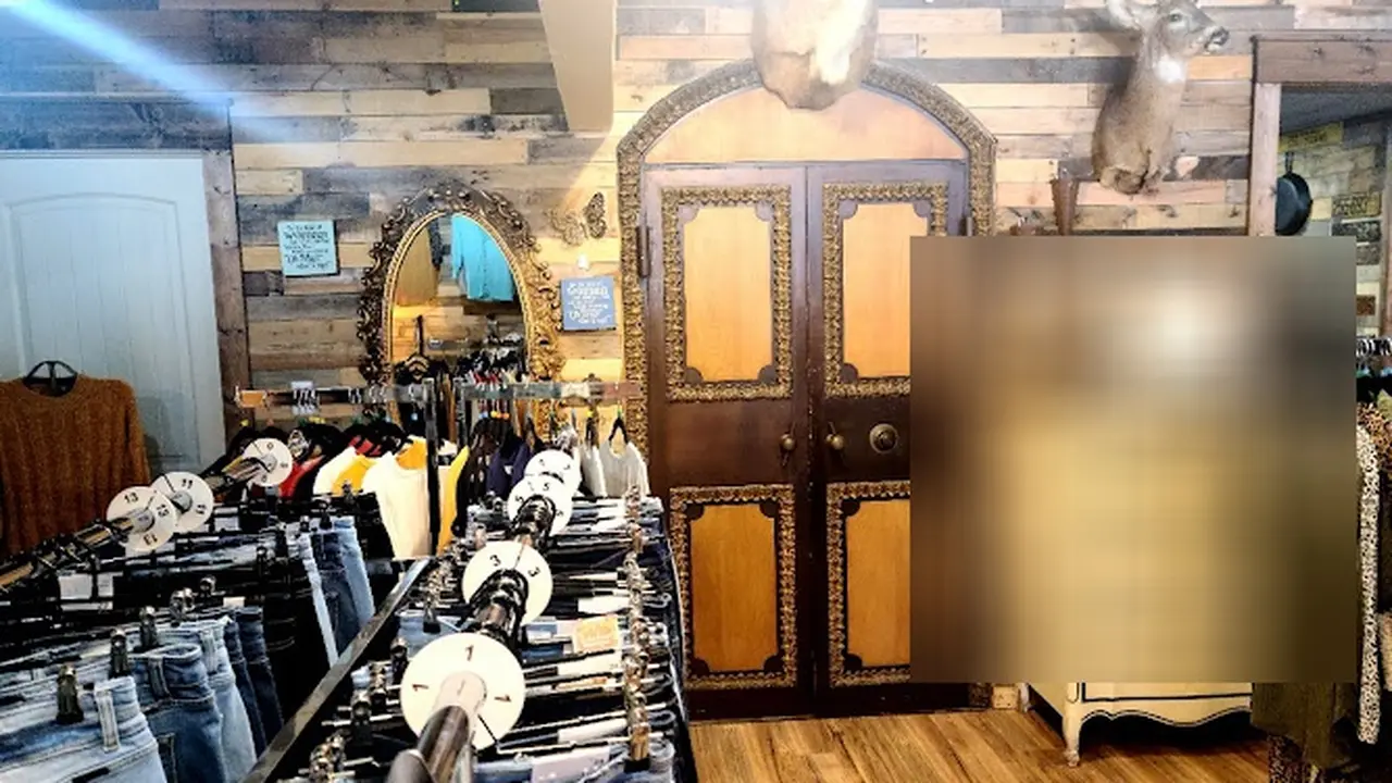 Consignment store in Oswego, Kansas: Black Crow Trading Co.