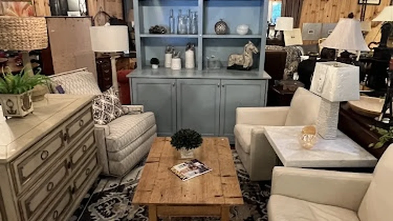 Consignment store in Highlands, North Carolina: Blue Elephant Consignment Std