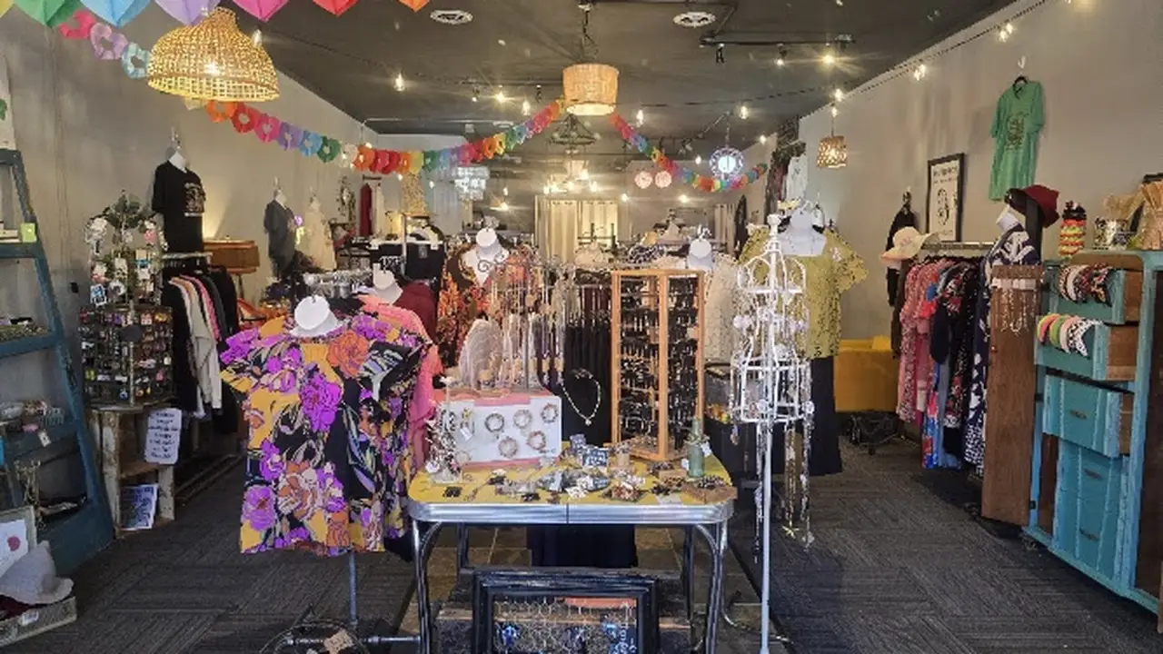 Consignment store in Ottawa, Illinois: Bold and Curvy Boutique