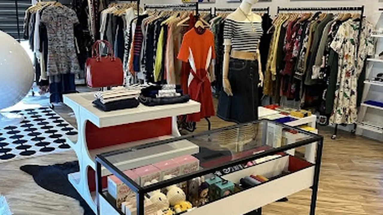 Consignment store in Menlo Park, California: Bombhaute